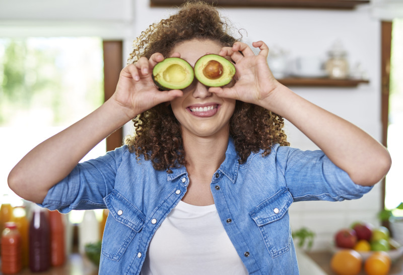 Los aguacates contienen abundante vitamina E y grasas saludables, que contribuyen a proteger las células de los ojos. Foto: General Optica.