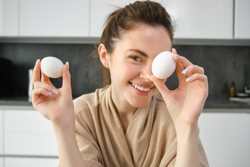 El huevo contiene luteína y zeaxantina, antioxidantes que se concentran en el ojo, ayudando a protegerlo de la luz excesiva. Foto: General Optica.