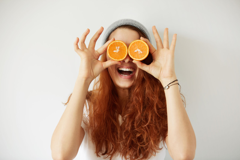 La naranja concentra mucha vitamina C, que ayuda a proteger las estructuras de los ojos y a mantenerlos hidratados. Foto: General Optica