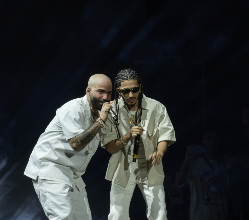 Arcángel junto a su hijo Austincito en su presentación en el Estadio Cibao, Santiago de los Caballeros, el sábado 25 de julio de 2026.