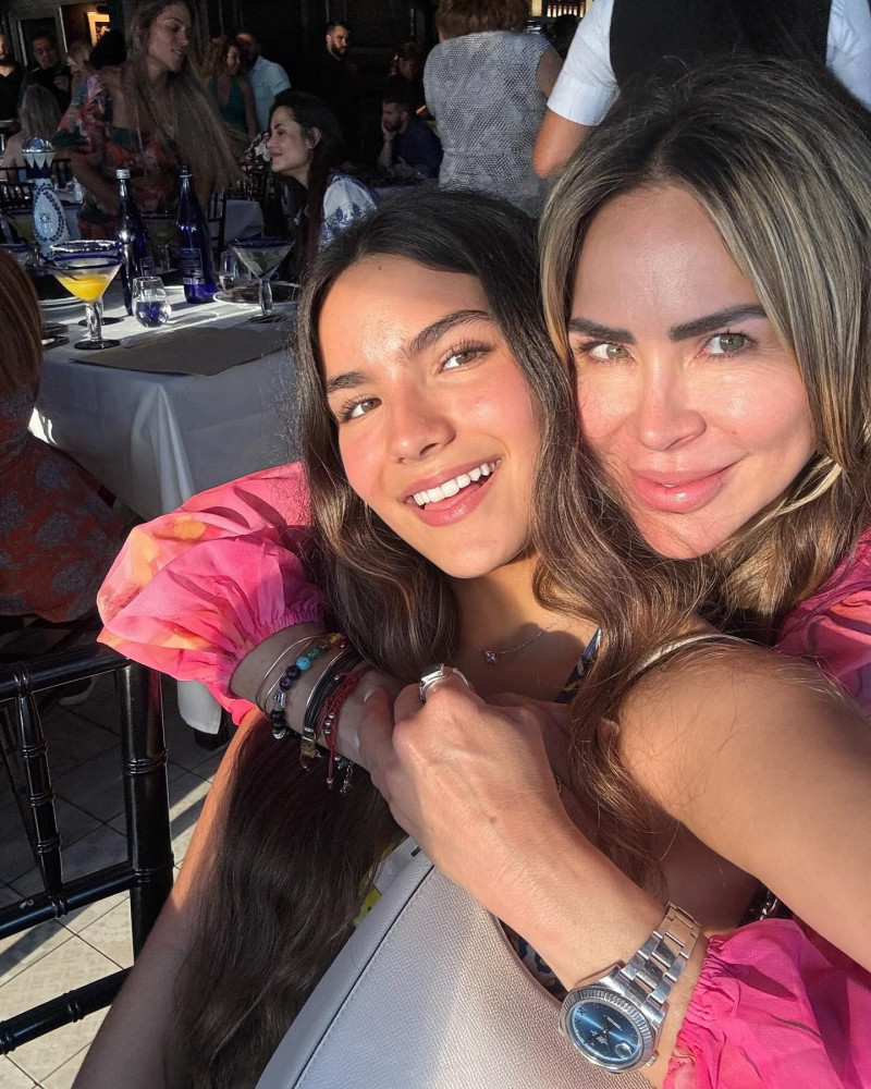 Aylín Mujica y su hija Violeta Valenzuela Mujica.
