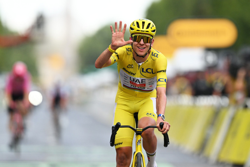 Tadej Pogacar levanta sus manos en señal de triunfo tras conquistar el Tour de Francia.