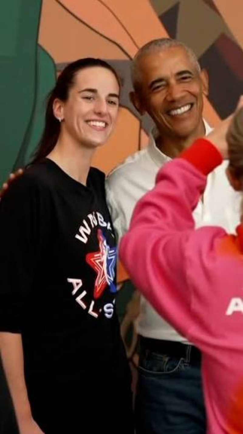 Caitlyn Clark junto a Barack Obama previo a la celebración de Juego de Estrellas de la WNBA.