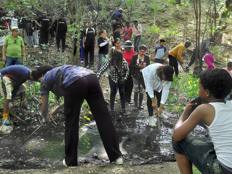 Cerca de un centenar de vecinos de la zona realizaron labores de limpieza en los arroyos y cañadas que alimentan el emblemático recurso hídrico.