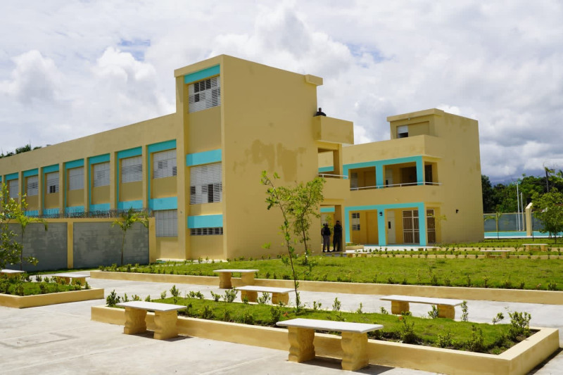 Las autoridades educativas habilitan aulas escolares.