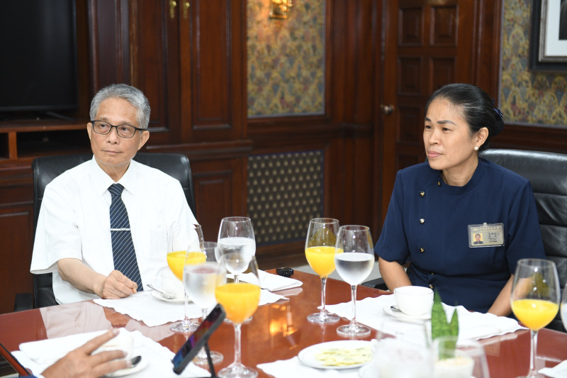 Simón Shyong, vicepresidente ejecutivo, y Debbie Chen, coordinadora.