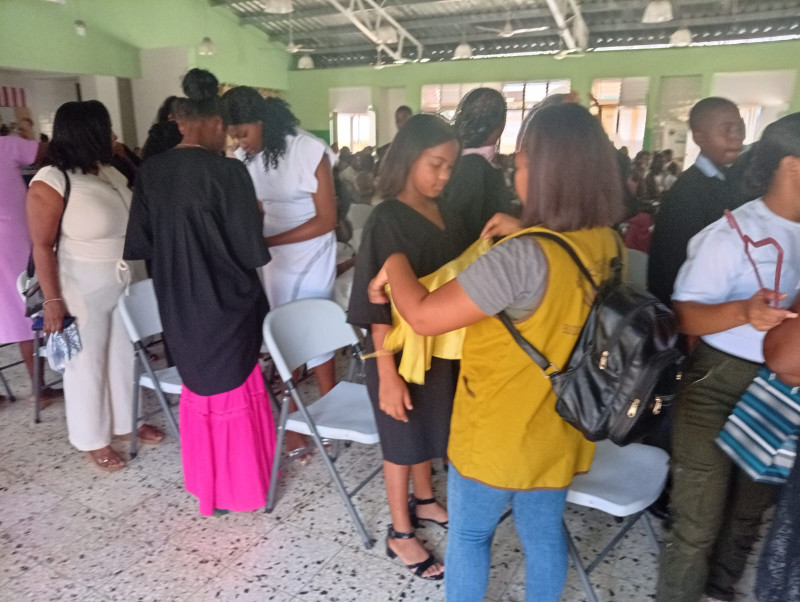Graduados por la fundación Tzu Chi junto a sus familiares.