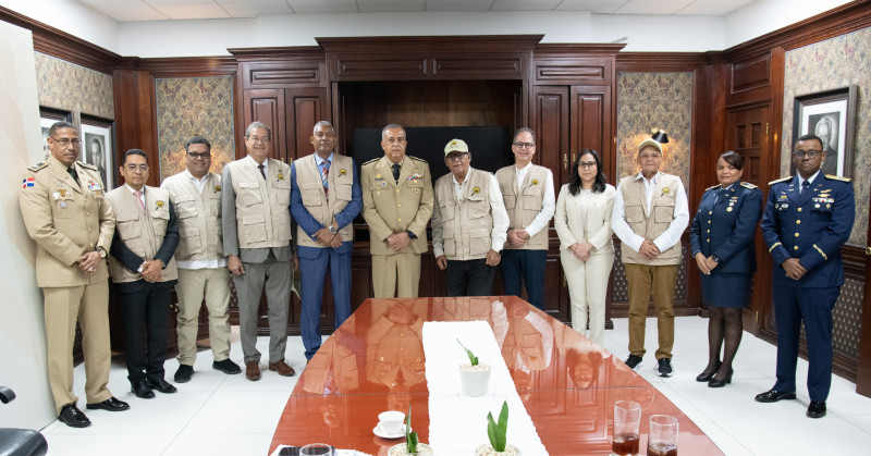 Integrantes del Observatorio de Políticas Migratorias (OPM) junto altos funcionarios de la Dirección General de Migración, luego de concluir una reunión de trabajo.