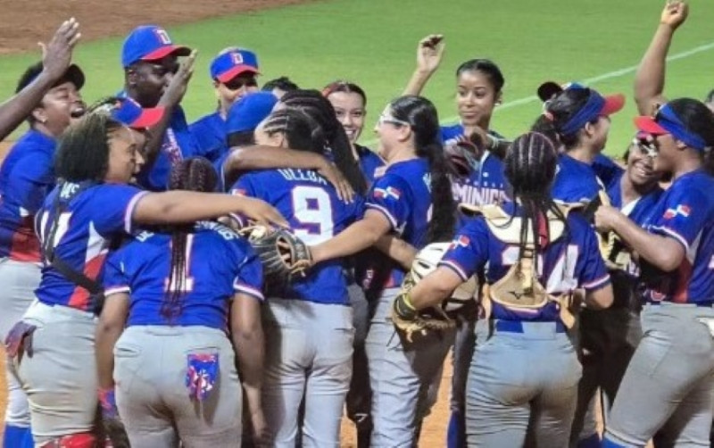 La selección femenina de República Dominicana celebra su espectacular remontada para vencer 5-4 a México en la Súper Ronda del torneo de softbol de los XXV Juegos Centroamericanos y del Caribe Santo Domingo 2026, disputado en el estadio No. 1 del Centro Olímpico Juan Pablo Duarte.