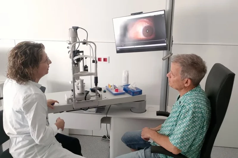 Expertos advierten sobre el riesgo de complicaciones oculares por miopía después de seis dioptrías