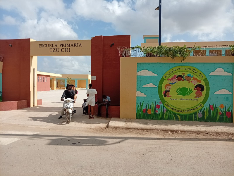 Escuela Básica Tzu Chi en Villa Hermosa, La Romana.