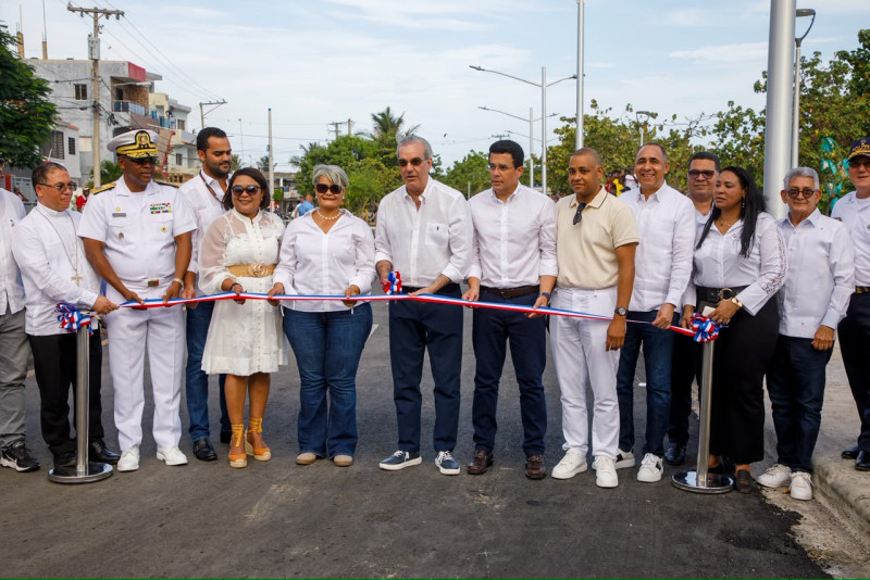 El presidente Luis Abinader junto a demás autoridades en la entrega de la nueva playa El Faro, en San Pedro de Macorís.