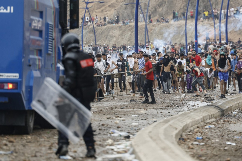 Las fuerzas de seguridad marroquíes se enfrentan a migrantes que intentan cruzar hacia el enclave español de Ceuta, en la frontera entre Marruecos y España, el 31 de julio de 2026.