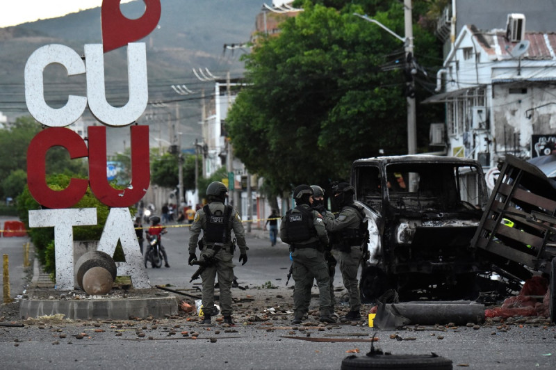 Agentes de policía inspeccionan los restos de un camión tras la explosión de un coche bomba cerca de una comisaría en Cúcuta, Colombia, el 1 de agosto de 2026.