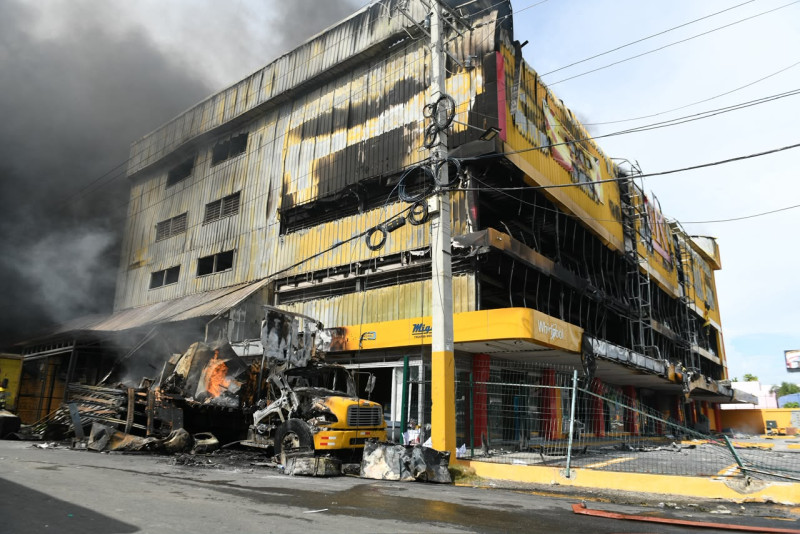 Incendio en L&R Comercial en Santo Domingo Este provoca congestionamiento en Las Américas