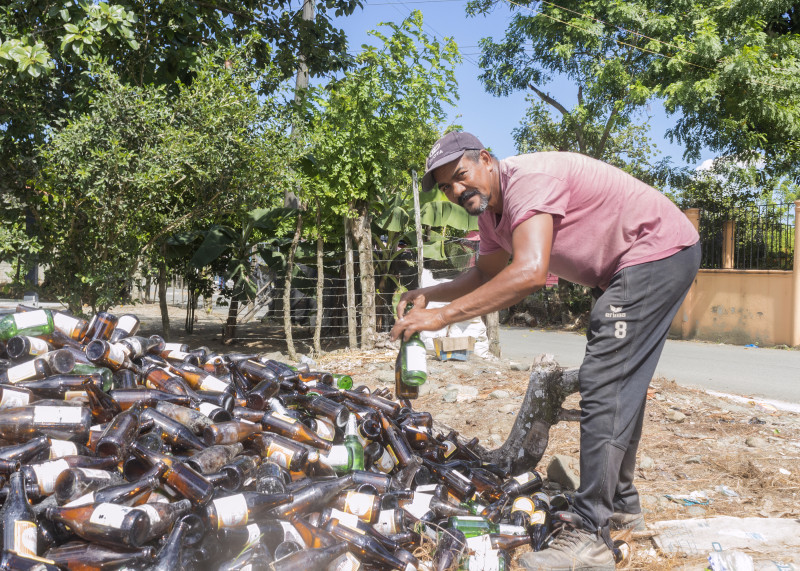 Convierten botellas de vodrio en material sostenible.