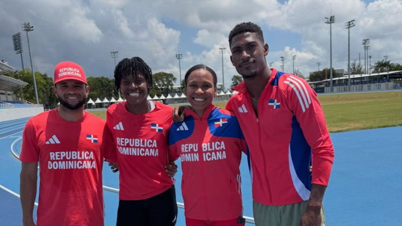 Marileidy Paulino en compañía de a Christopher Christopher Melenciano, Erick Sánchez y Anabel Medina.