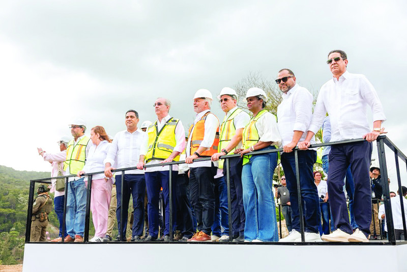 El presidente Luis Abinader observa los trabajos en la presa de Guaigüí.