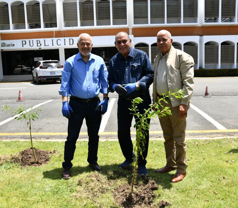 El director, Miguel Franjul, al momento en que fueron sembrados varios ejemplares de la flor de Bayahibe en el patio del decano.