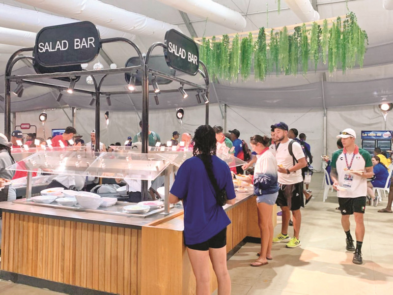 Atletas de varias nacionalidades mientras hacían una parada en el Salad Bar.