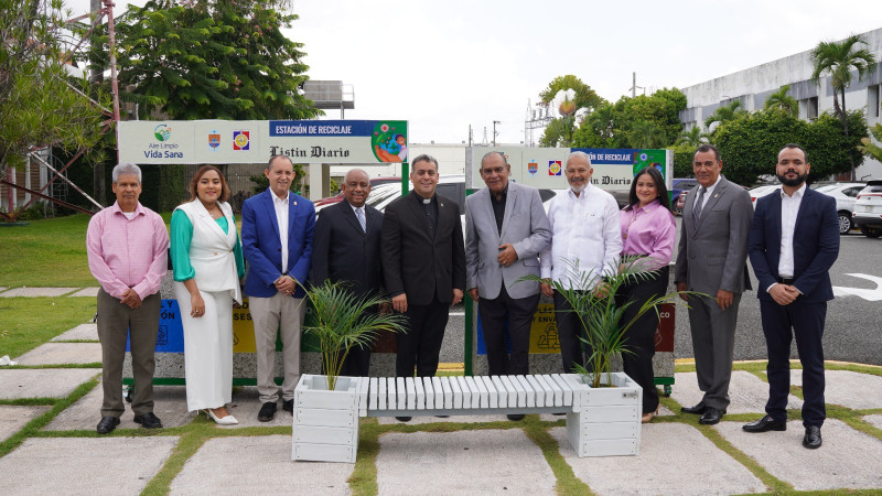 El acto estuvo encabezado por la delegación del UCNE en compañía de el director Miguel Franjul y otros representantes de Listín Diario