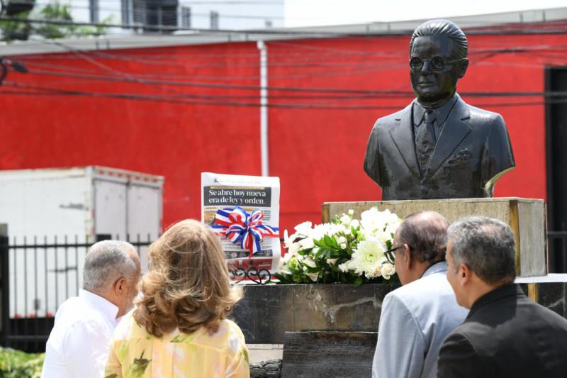 En la ceremonia, los representantes de las áreas administrativas y el editorial depositaron en conjunto un ejemplar de la edición de este lunes los pies de la estatua de Pellerano
