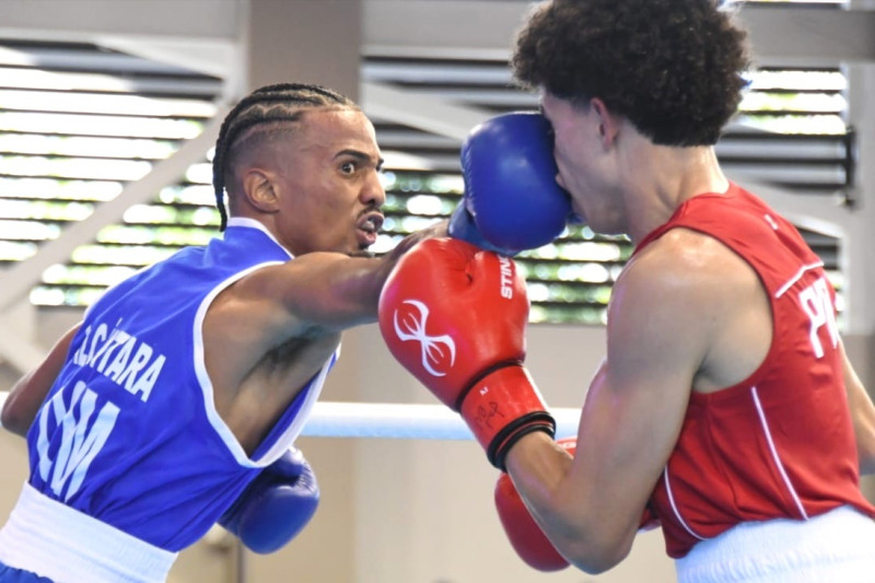 Yunior Alcántara conecta un jab en la cara del puertorriqueño Lorenzo Joshua.