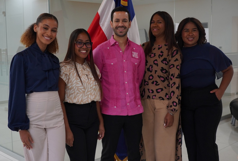 Carlos Durán junto a las periodistas Ruslibi Polanco, Rosa Luna, Yerlendy Abad y Yari Araujo.