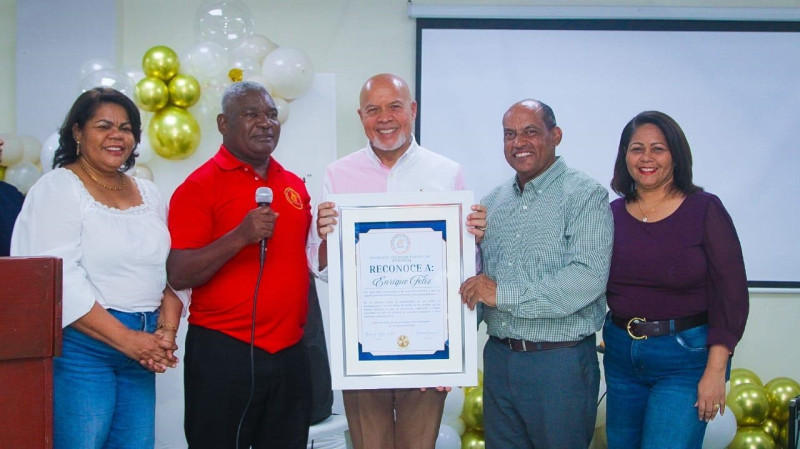 Enrique Féliz recibió un reconocimiento en Tamayo.