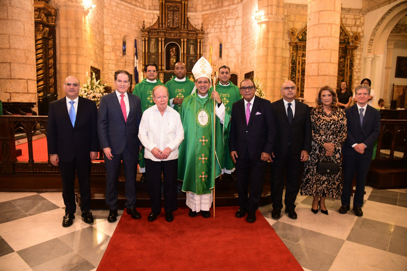 Directivos del Grupo de Comunicaciones Corripio, encabezados por José Luis Corripio Estrada (Pepín), Ramón Corripio García, Manuel Corripio García, junto al director de Listín Diario, Miguel Franjul, y Monseñor Carlos Tomás Morel Diplán participan en la misa de acción de gracias por el 137 aniversario.