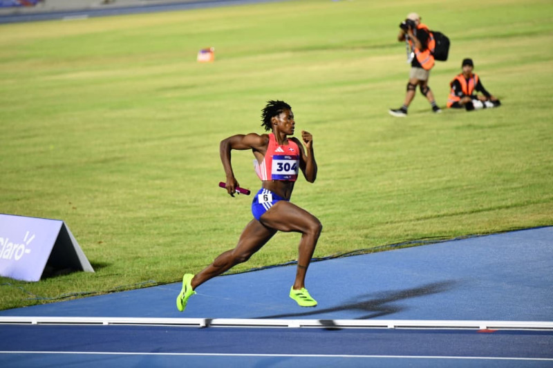 Marileidy Paulino durante la carrera de relevo 4x400 metros mixto.