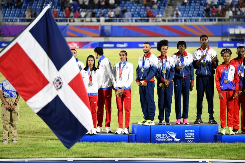 Marileidy Paulino, Christopher Melenciano, Anabel Medina y Erick Sánchez en el podio junto con las cuartetas de Puerto Rico y Cuba, ganadoras de plata y bronce, respectivamente.