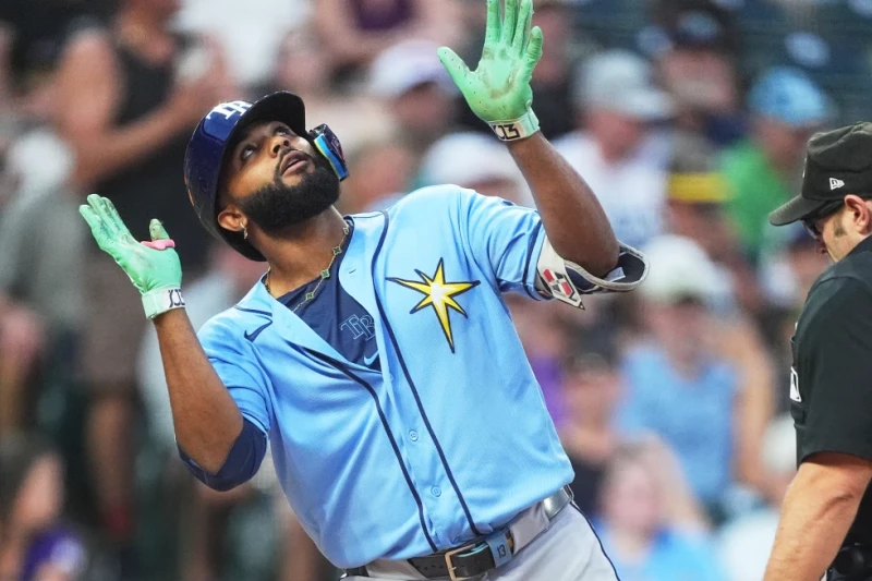 Junior Caminero, de los Rays, celebra mientras cruza el plato después de batear un jonrón solitario ante el relevista de los Rockies, Tanner Gordon, el 3 de agosto de 2026.