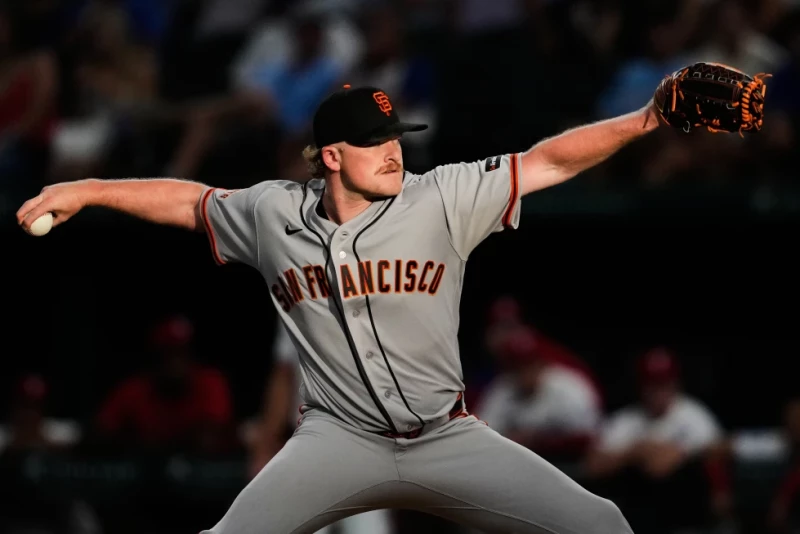 El lanzador de los Gigantes, Logan Webb, labora ante los Rangers en la primera entrada de un partido de béisbol en Arlington, Texas, el 3 de agosto de 2026.