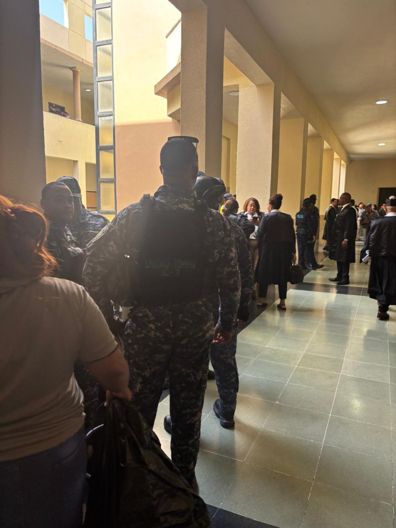Militares acuartelando el tribunal.