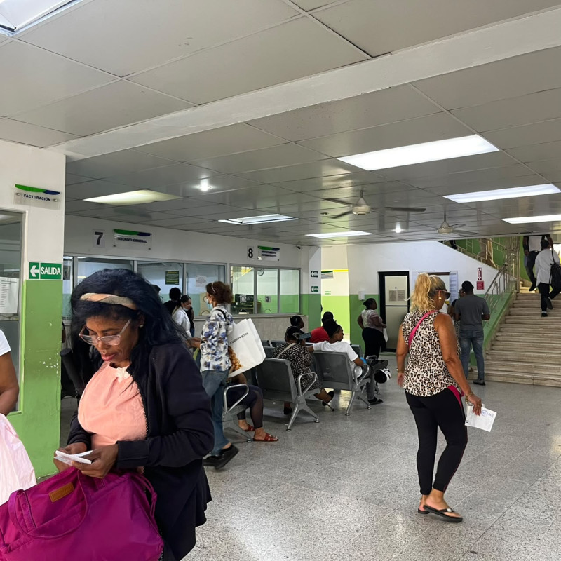 Pacientes saludan la decisión de intervenir la infraestructura del hospital Salvador B. Gautier, la cual luce en avanzado estado de deterioro.