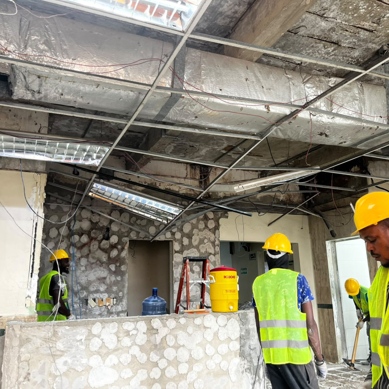 Obreros trabajaban ayer en el remozamiento de la planta física del área de emergencia del hospital Gautier.