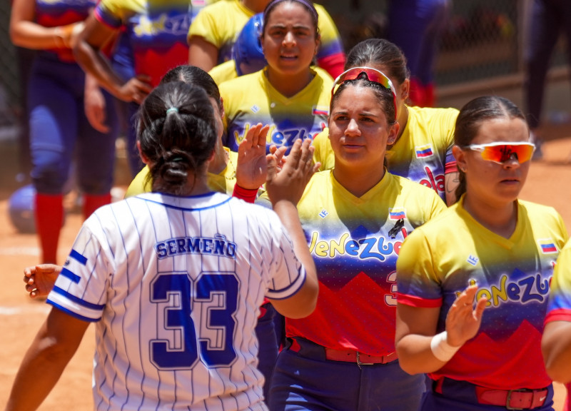 Integrantes de la selección femenina de softbol de Venezuela saludan a las de Nicaragua luego de un partido que disputaron en el Centro Olímpico.