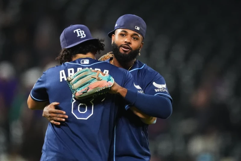 Jonathan Aranda abraza a Junior Caminero, de los Rays, luego de imponerse sobre los Rockies, el 4 de agosto de 2026.