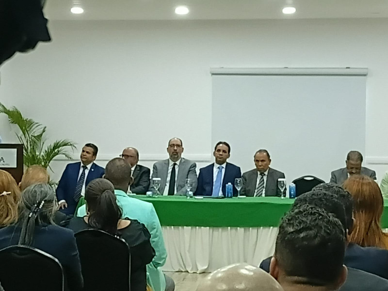 Miembros de la directiva del partido Fuerza del Pueblo durante la actividad donde presentaron la denuncia al Gobierno.