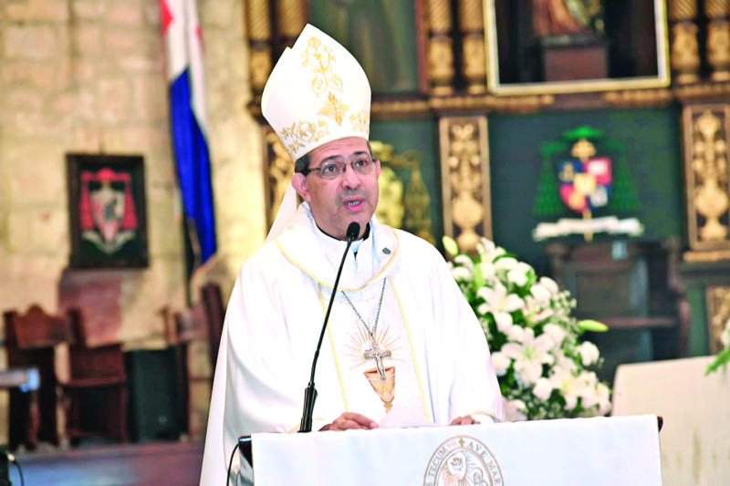 El arzobispo coadjutor, monseñor Carlos Morel Diplán, oficia misa en la Catedral Primada de América.