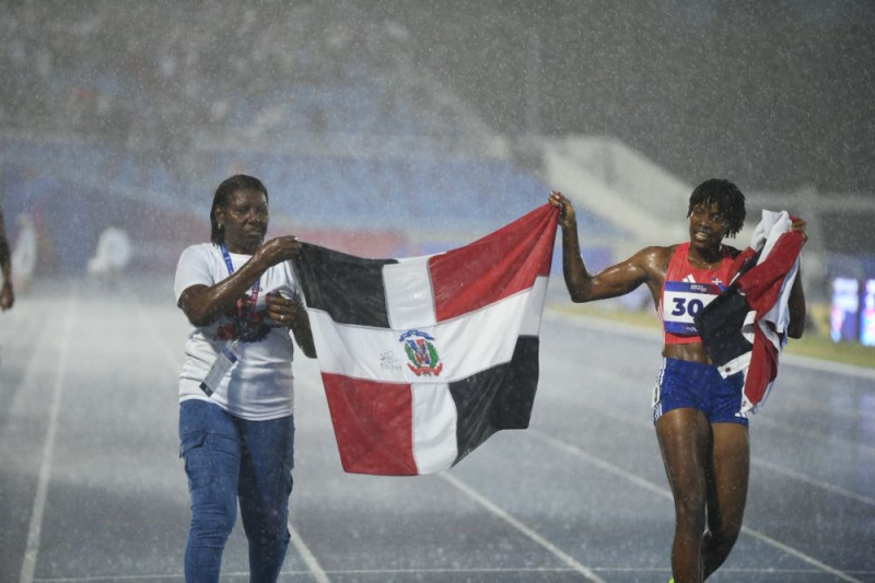 La atleta comparte con su madre tras su victoria en los Centroamericanos