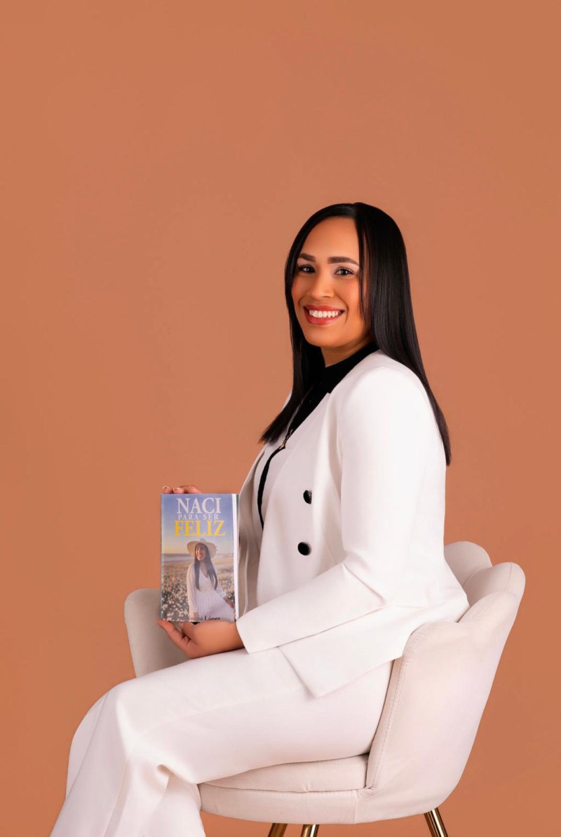 Noemi López sosteniendo su libro "Nací para ser feliz"