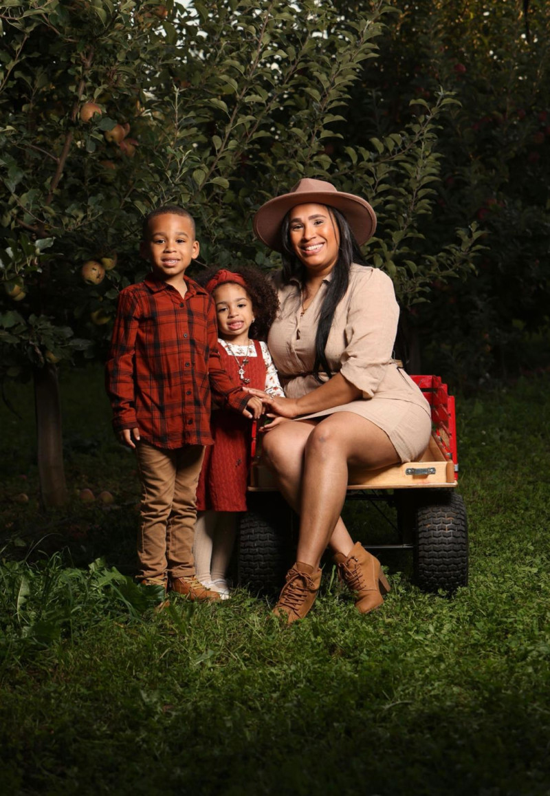Noemi López junto a sus hijos