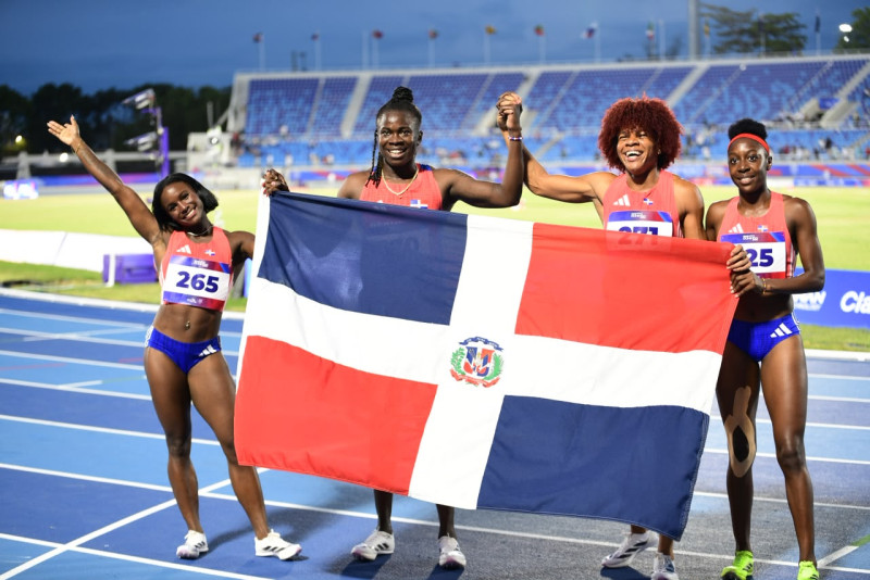 Integrantes del relevo femenino 4X100 de la República Dominicana que se alzó con la medalla de oro.