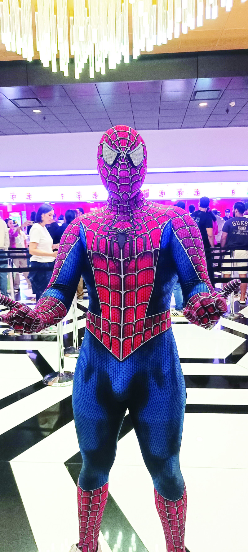 Uno de los dominicanos que se vistieron de Spiderman cuando asistió a una de las salas de Caribbean Cinemas.