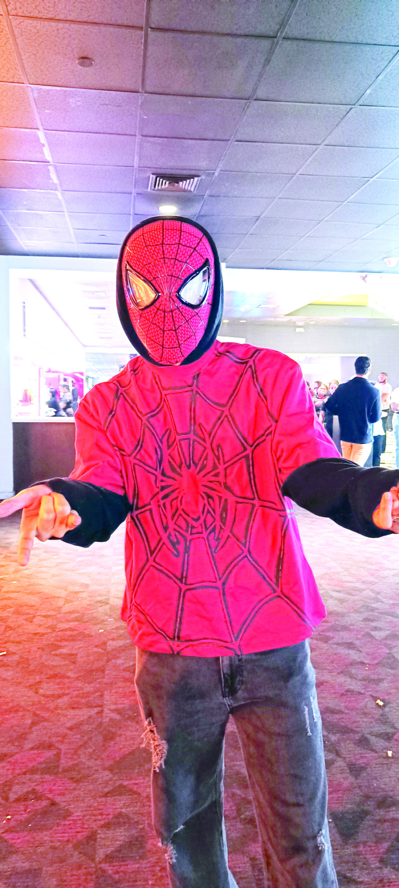 Una persona no identificada cuando asistía a una de las salas de Caribbean Cinemas en Santo Domingo ataviada con el traje de Spiderman.