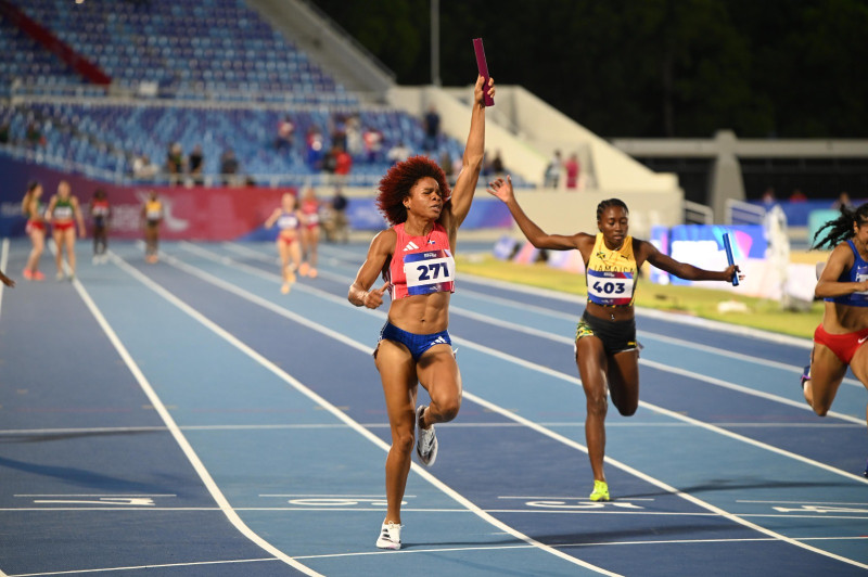 Estrella Pérez De Aza cruza la meta para culminar el relevo 4X100 femenino.