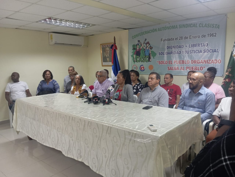 El sector gremial de salud reclamó ayer aumento salarial para el personal del área administrativa. 
El dengue es una infección viral causada por un virus transmitido por la picadura de mosquitos infectados.