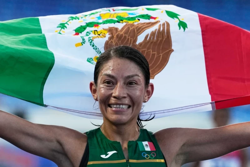 La mexicana Laura Galván festeja tras conquistar el oro en los 10.000 metros durante los Juegos Centroamericanos y del Caribe, el 6 de agosto de 2026.